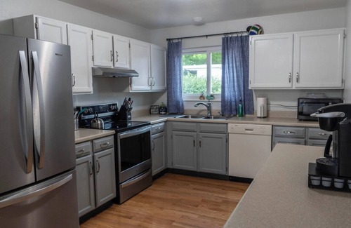 Windsor House | Ocean House Central Windsor - 4 bdrm 5 bed 3 bath house with garage and yard