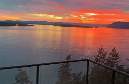 Pender Island Cabin | Ocean, Islands, Mountain View. Ferry & boat traffic. Hot tub. Private & gated.