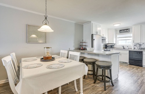 Ocean Isle Beach Condo | Ocean Isle Beach Condo w/Balcony: Steps to Shore!