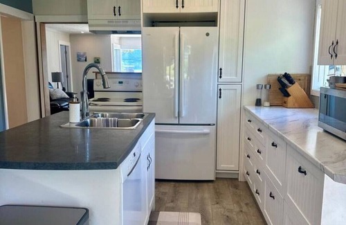 Bowen Island House | Ocean & Mountain View Captain's Cottage