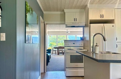 Bowen Island House | Ocean & Mountain View Captain's Cottage