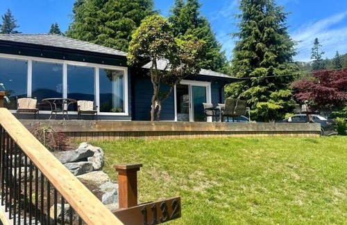 Bowen Island House | Ocean & Mountain View Captain's Cottage
