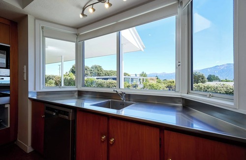 Kaikoura House | Ocean & Mountain Views | Spacious Home - KK24113