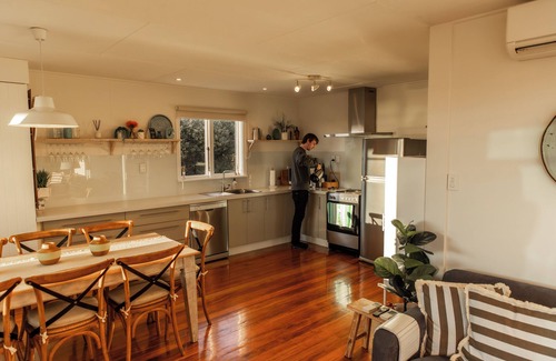 Kaikoura House | Ocean & Mountain Views | Spacious Deck | Sunny - KK39111