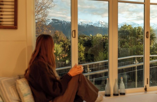 Kaikoura House | Ocean & Mountain Views | Spacious Deck | Sunny - KK39111