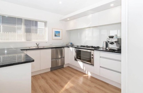 Rewa House | Ocean Outlook: Coastal Views in New Plymouth