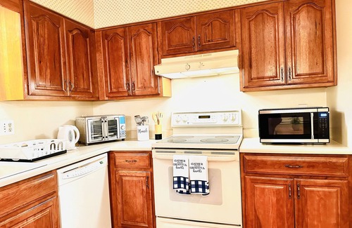 West Chester House | Ocean Palace -12 Guests-close to I-75,VOA park,W&S Tennis Tournament,King Island
