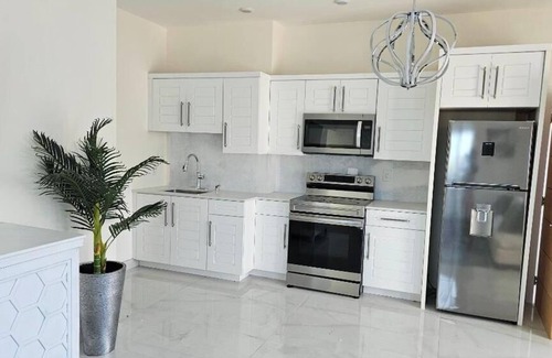 Discovery Bay House | OCEAN SEACRET Luxurious views, Gated safe pool near Grace Bay beach PRIVATE CHEF