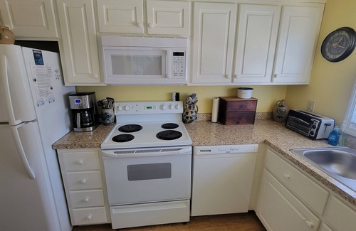 Pine Knoll Shores Condo | Ocean Side Beach Condo in Family Friendly Community! Oceanfront pool!