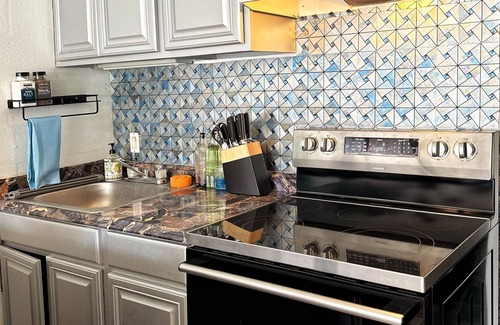 Makaha Apartment | Ocean Sunset Retreat on West Oahu w/artist studio. 5 minutes to the pure ocean!