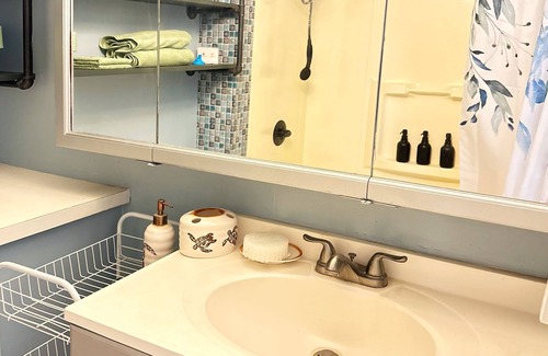 Makaha Apartment | Ocean Sunset Retreat on West Oahu w/artist studio. 5 minutes to the pure ocean!