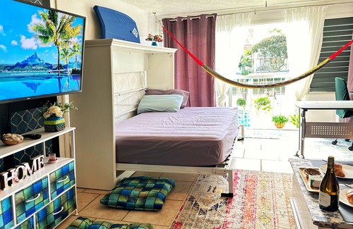 Makaha Apartment | Ocean Sunset Retreat on West Oahu w/artist studio. 5 minutes to the pure ocean!