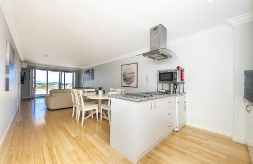 Lancelin House | Ocean Surf - Luxury Apartment with Ocean Views