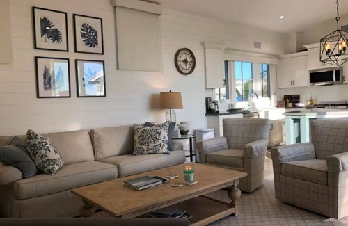 Hermosa Beach Apartment | Ocean View, 2 Blocks from the Beach! Roof Hot Tub!