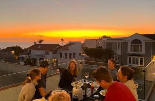 Hermosa Beach Apartment | Ocean View, 2 Blocks from the Beach! Roof Hot Tub!