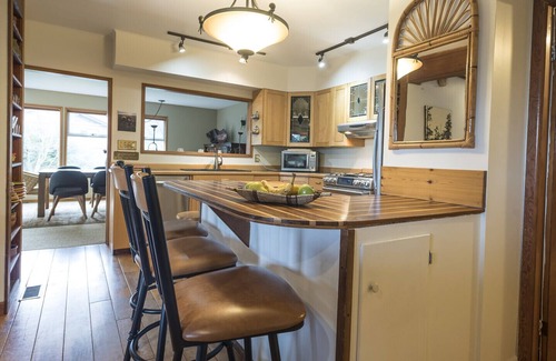 Comox House | Ocean view, beach access, 3 bedroom country home.