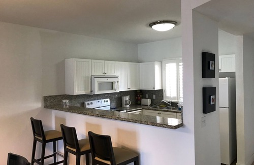 Alice Town Apartment | Ocean View , steps from the private beach 2 Bedroom Condo Up to 6 guests