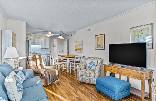 Ocean Isle Beach Condo | Ocean-view condo in beachfront complex with balcony & outdoor pool