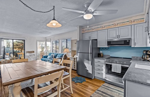 Ocean Isle Beach Condo | Ocean-view condo in beachfront complex with balcony & outdoor pool