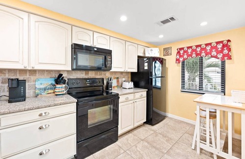 Cocoa Beach Condo | Ocean View Condo Steps from Pool and Beach with Tennis Court