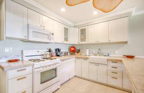Ualapue Condo | Ocean view condo with shaded lana'i, WiFi & shared pool, tennis, grills, cabana