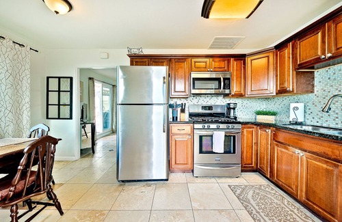 Ocean Beach Cottage | Ocean-view cottage with deck, grills, WiFi & private patio