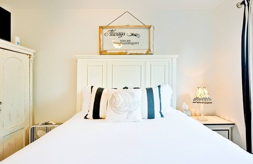 Ocean Beach Cottage | Ocean-view cottage with deck, grills, WiFi & private patio