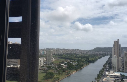 Waikiki Condo | Ocean view Cozy studio condo with gym, AC and kitchenette in Waikiki
