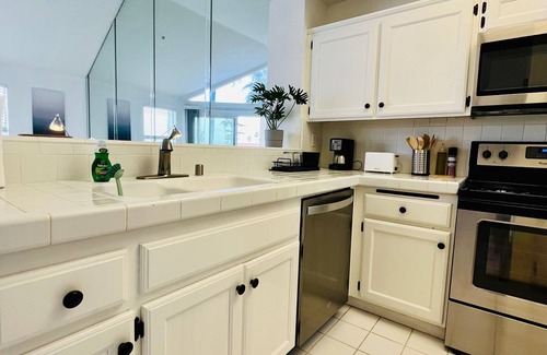 Huntington Beach Condo | Ocean view escape in Surf City with 2x Parking Spots