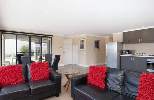 Geographe Apartment | Ocean View Executive Apartment 2