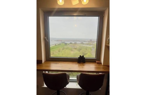 Newhaven Condo | Ocean view flat with cozy vibes