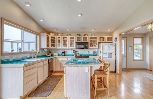 Sandpiper Village House | Ocean View Home One Block From the Beach in Waldport, Dog Allowed!