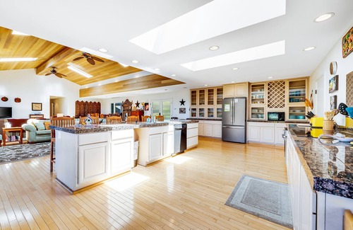Gualala House | Ocean View Home w/Private Hot Tub, Deck & Fireplace - Walk to Cooks Beach