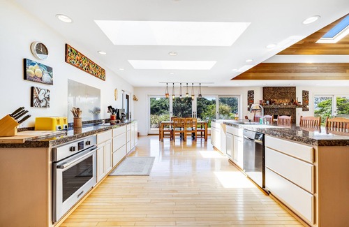 Gualala House | Ocean View Home w/Private Hot Tub, Deck & Fireplace - Walk to Cooks Beach