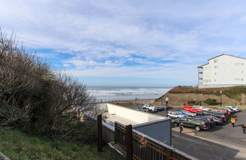 Newport House | Ocean View Home with Free WiFi and Cable and a Full Kitchen - One Dog is Welcome