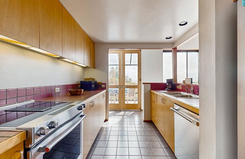 Sea Ranch House | Ocean View Home with Private Hot Tub and Shared Pools and Saunas