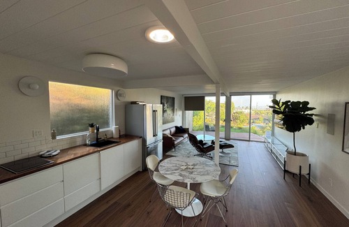 La Jolla Mesa House | Ocean View in PB-La Jolla. Highly Walkable!