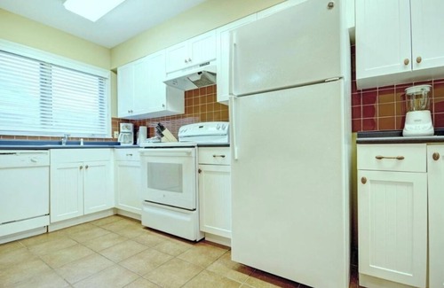 Jamestown House | Ocean View Jamestown Across from Newport RI-The NewportOverlook n2BR townhouse
