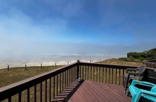 Eddyville Condo | Ocean View, Minutes Walk to Nye Beach