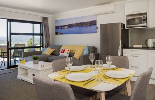 Whitianga Apartment | Ocean View-Modern 1 bedroom apartment with stunning ocean views Wifi/Sky/Netflix