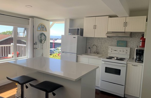 White Rock Apartment | Ocean view quiet modern and cozy. Close to the beach.