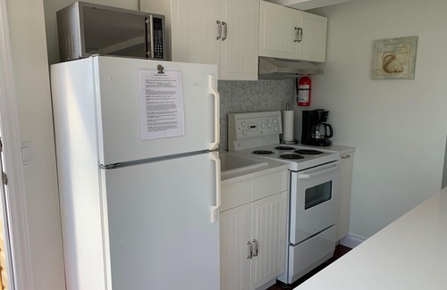 White Rock Apartment | Ocean view quiet modern and cozy. Close to the beach.
