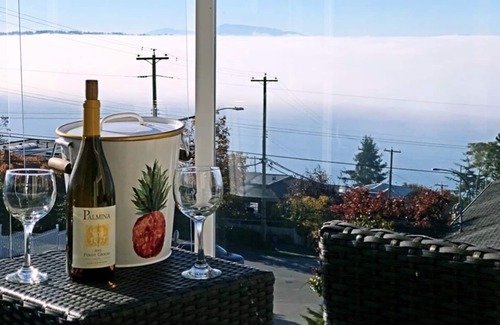 White Rock House | Ocean view room with balcony, Jet tub-----5 Min walk to the beach!