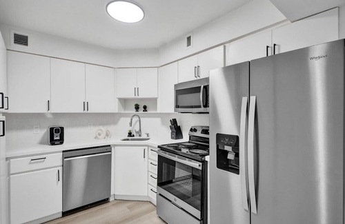 Mid Beach Apartment | Ocean View Serenity Condo/Beach Service/915