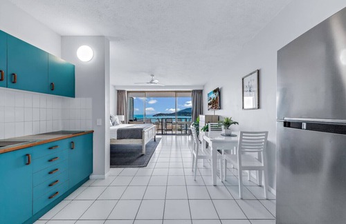 Airlie Beach Apartment | Ocean view Studio unit walking distance to town WI-FI