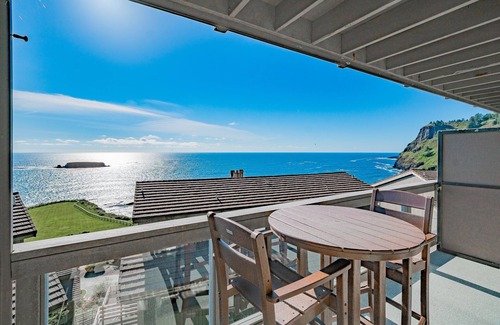 Otter Rock Apartment | Ocean View Studio with Full Kitchen and King Bed