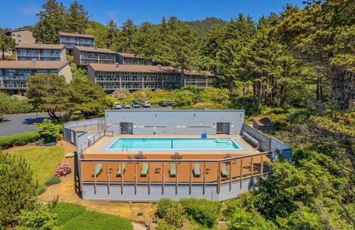 Otter Rock Apartment | Ocean-View Suite w/2 Queen Beds & Kitchenette