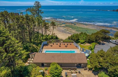 Otter Rock Apartment | Ocean-View Suite w/2 Queen Beds & Kitchenette