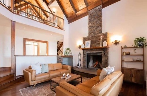 Feltzen South House | Ocean View Villa with Hot Tub and Movie Theatre