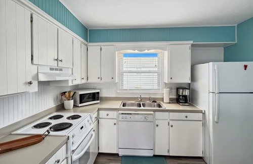 Ocean Isle Beach Apartment | Ocean View with Pool and Sundeck